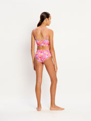 חלק תחתון של בגד ים סופג לנערות בגזרת היי-לג עם מפתח ירך גבוה, מבט מאחור המציג את הגזרה המחמיאה, מידת הדוגמנית: 12-14