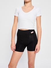 מכנסי שינה סופגים לנערות בגזרה נוחה, מבט מלפנים המציג את הגומי הגמיש במותן, מידת הדוגמנית: 10-12