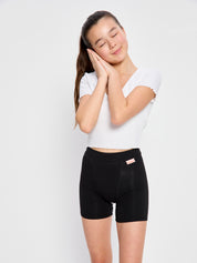 מכנסי שינה סופגים לנערות בגזרה נוחה, מבט מלפנים המציג את הגומי הגמיש במותן, מידת הדוגמנית: 10-12