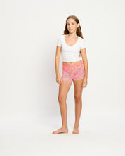 תחתונים למחזור לנערות דגם בוישורטס עם הדפס צבעוני וגומי רחב, מבט מלפנים על הגוף, מידת הדוגמנית: 12-14