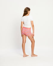 תחתונים למחזור לנערות דגם בוישורטס עם הדפס צבעוני וגומי רחב, מבט מאחור על הגוף, מידת הדוגמנית: 12-14