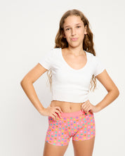 תחתונים למחזור לנערות דגם בוישורטס עם הדפס צבעוני וגומי רחב, מבט מלפנים על הגוף, מידת הדוגמנית: 12-14