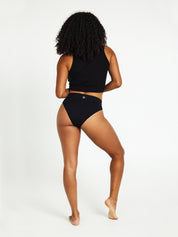 תחתון היי-לג ModiComfort ספיגה גבוהה - מבט מאחור על דוגמנית