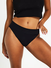 תקריב על הבד והגזרה של תחתון היי-לג ModiComfort ספיגה גבוהה