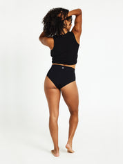 תחתון היפסטר ModiComfort ספיגה קלה - מבט מאחור על דוגמנית