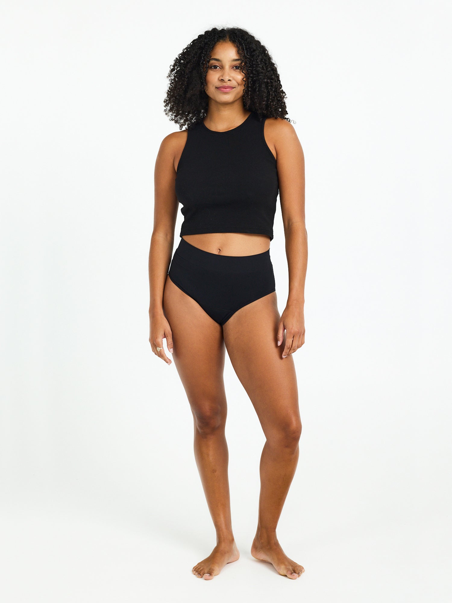 תחתון היפסטר ModiComfort ספיגה קלה - מבט מלפנים על דוגמנית