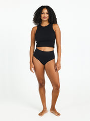 תחתון היפסטר ModiComfort ספיגה קלה - מבט מלפנים על דוגמנית