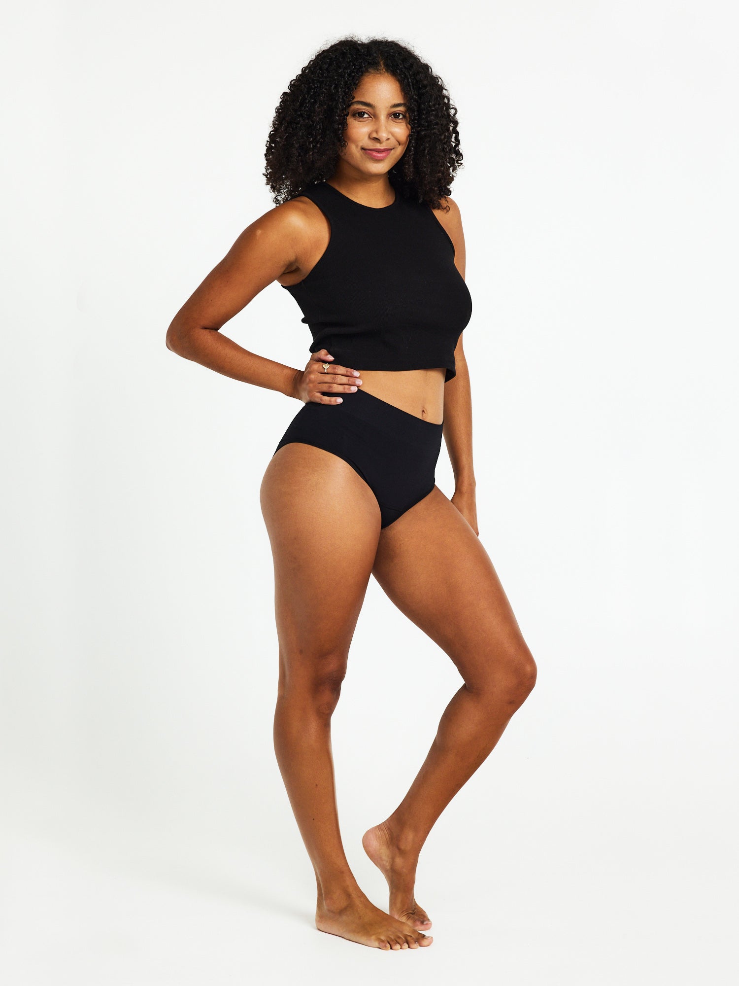 תחתון היפסטר ModiComfort ספיגה קלה - זווית מהצד על דוגמנית