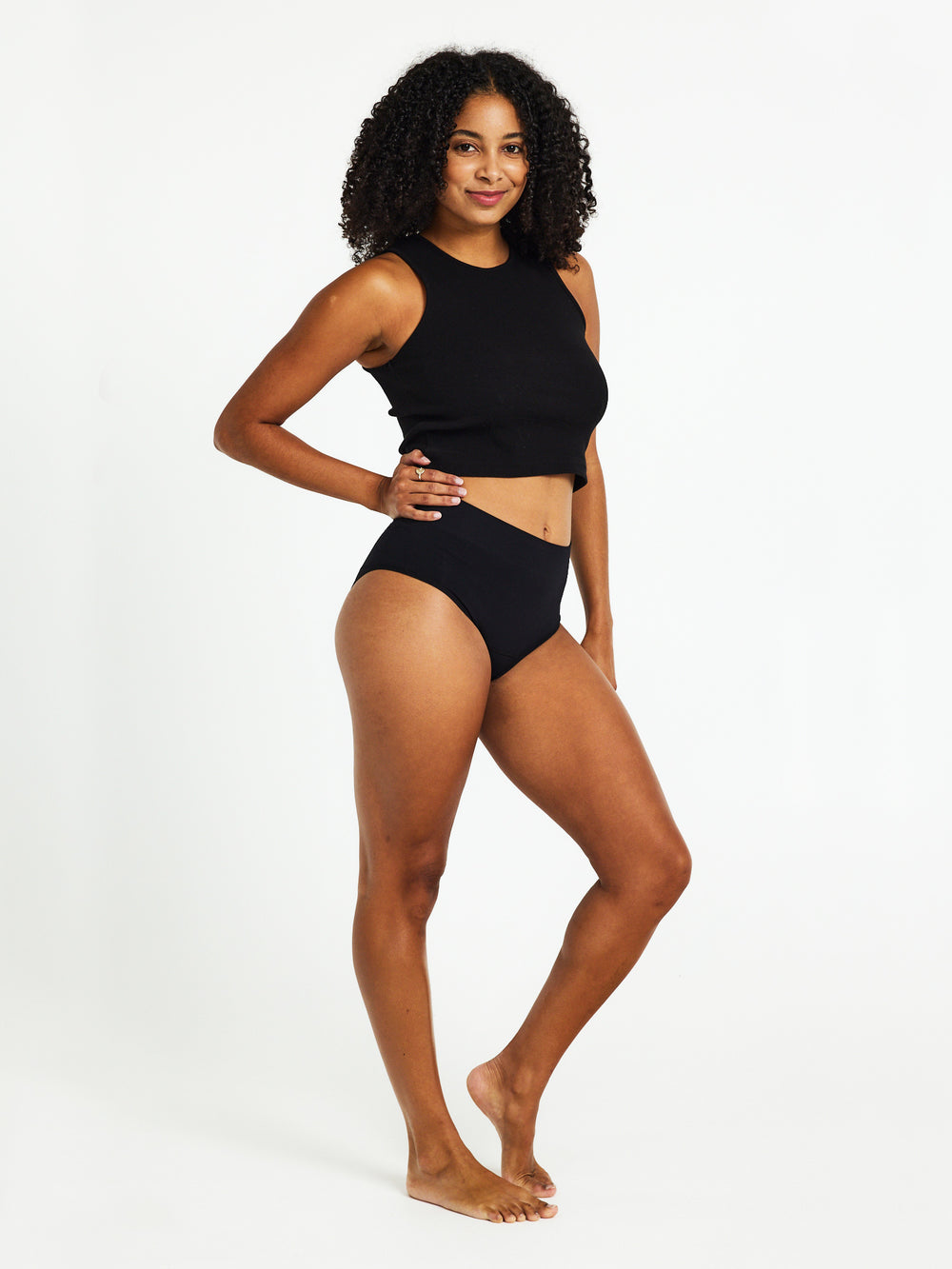 תחתון היפסטר ModiComfort ספיגה קלה - זווית מהצד על דוגמנית