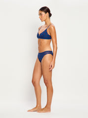 תחתון צ'יקי וברלט Spicy Day בצבע נייבי עם רקמת צ'ילי - מבט מהצד - דוגמנית במידה S