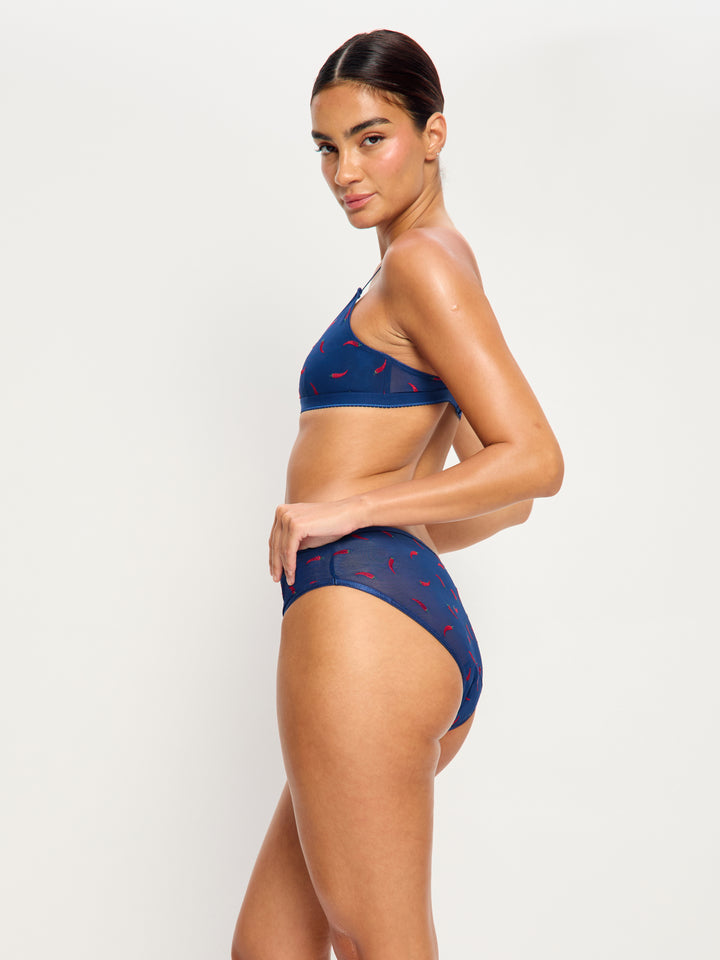 תחתון היי וויסט Spicy Day בצבע נייבי עם רקמת צ'ילי - מבט מהצד - מידת הדוגמנית S