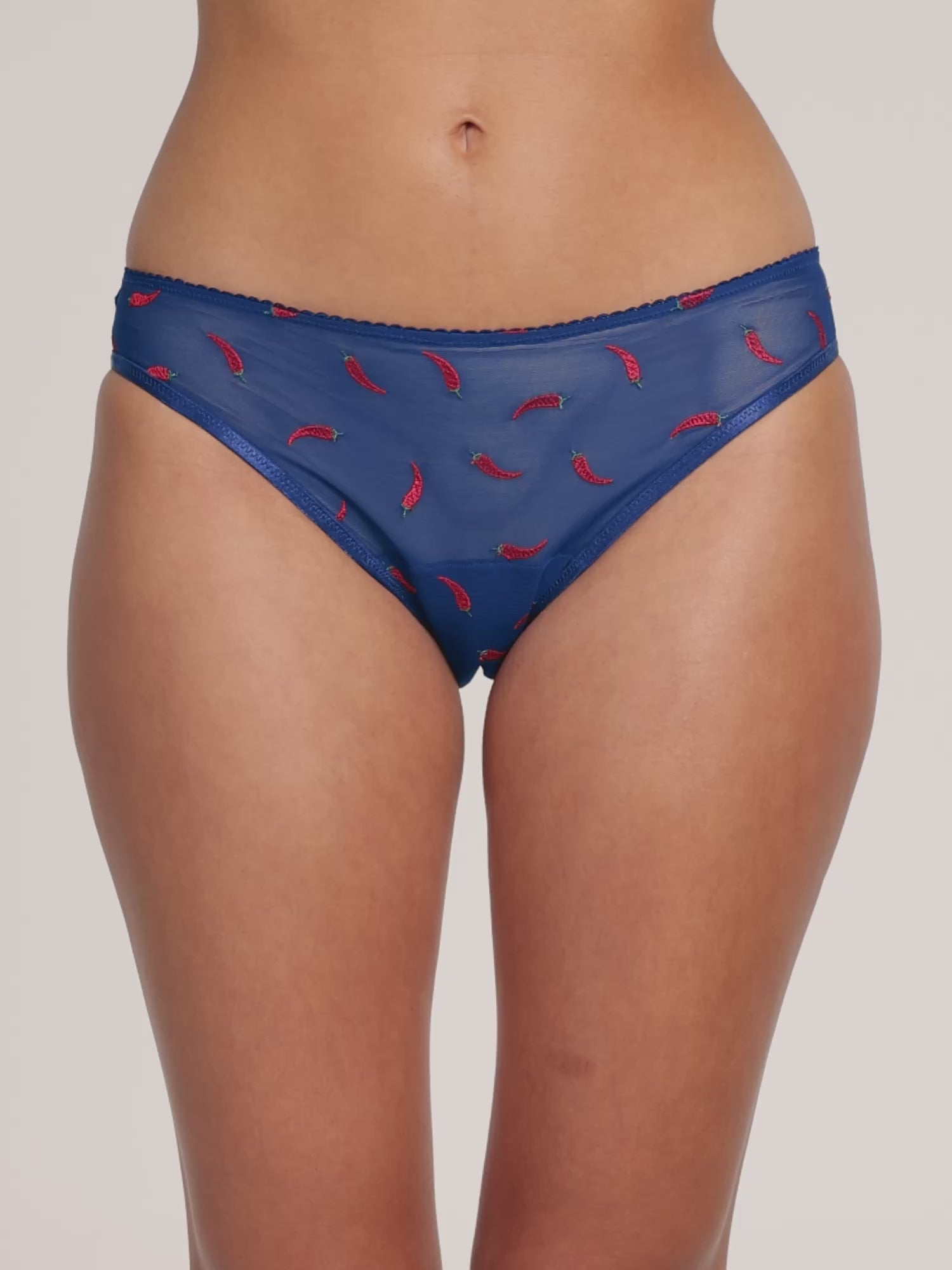 וידאו תצוגה 360: תחתון צ'יקי Spicy Day בצבע נייבי עם רקמת צ'ילי - דוגמנית במידה S