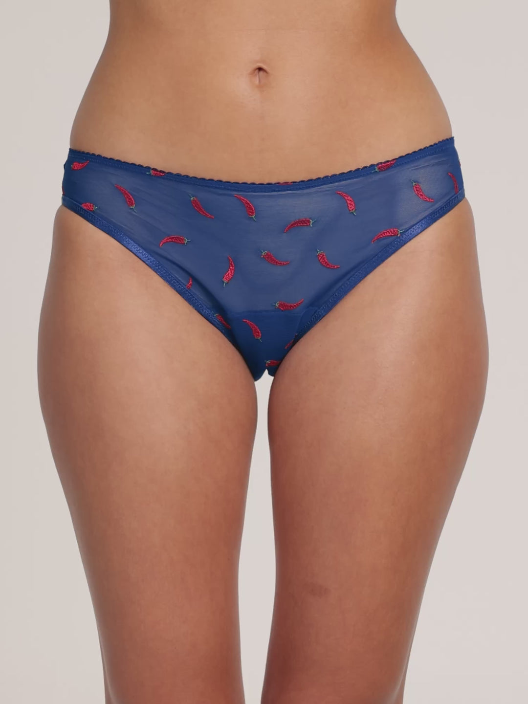 וידאו תצוגה 360: תחתון צ'יקי Spicy Day בצבע נייבי עם רקמת צ'ילי - דוגמנית במידה S