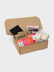 קופסת ערכת "רוזה" לווסת ראשונה של מודיבודי, המכילה את כל מוצרי הערכה באריזה מעוצבת וחגיגית.