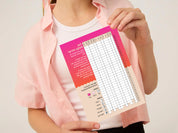 נערה מחזיקה בידיה את לוח המעקב האישי של ערכת רוזה המיועד לתיעוד ימי המחזור