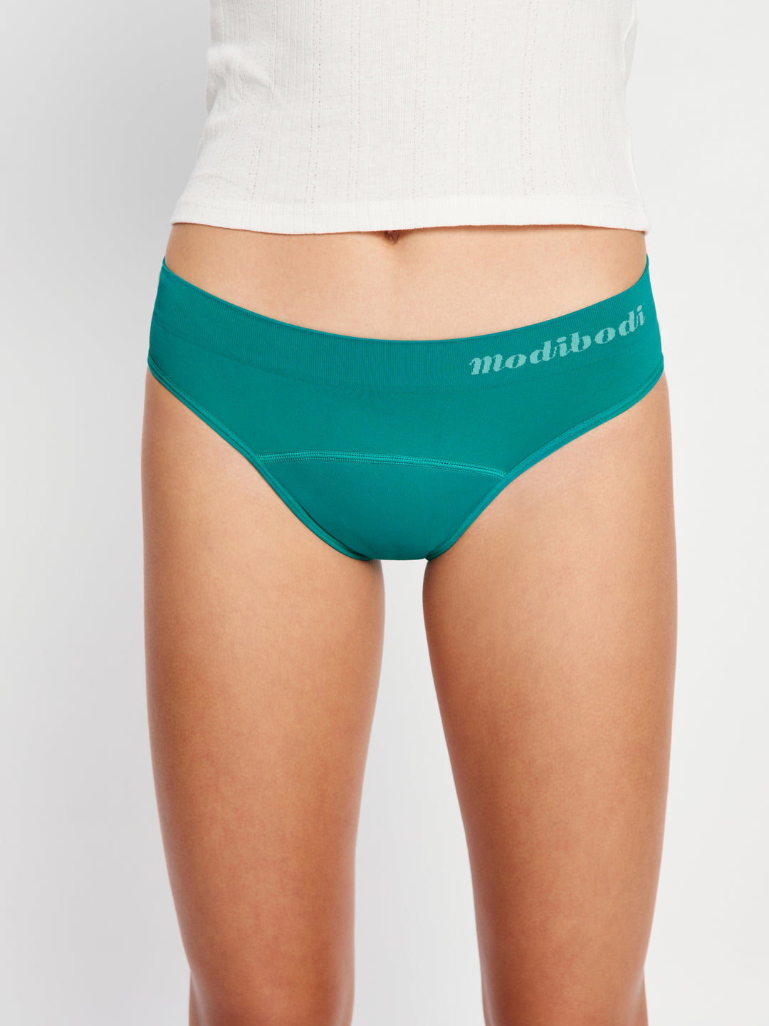 תקריב על הבד החלק והתפרים האיכותיים של תחתוני מודיקומפורט נערות בצבע Enchanted Green. מידת הדוגמנית: Youth Small