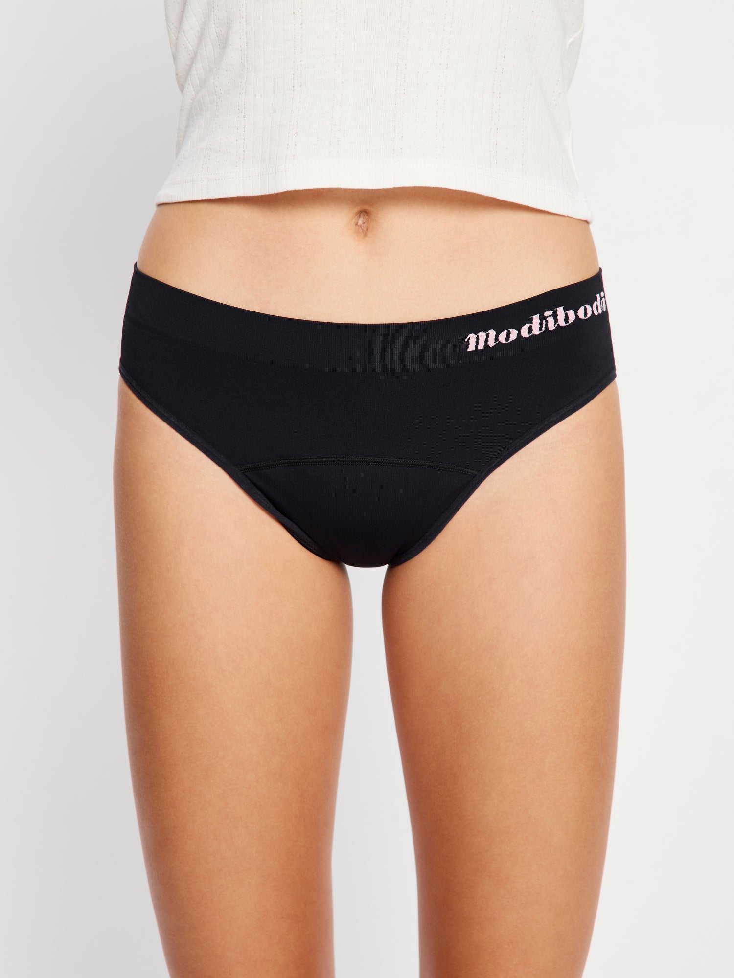 תקריב על הבד החלק והתפרים האיכותיים של תחתוני מודיקומפורט נערות בצבע שחור. מידת הדוגמנית: Youth Small