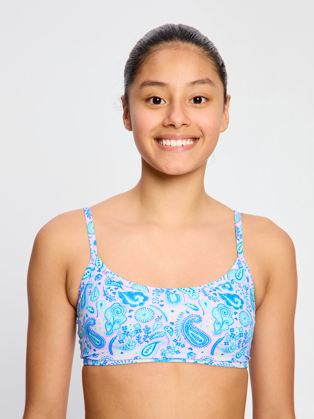 תקריב של בד הפייזלי והמחשוף בטופ בגד ים לנערות, מידת הדוגמנית 10-12